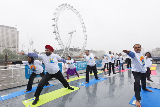 Yoga for all Seasons: Yoga enthusiasts braved the weather to celebrate the spirit of IDY 2016 on River Thames