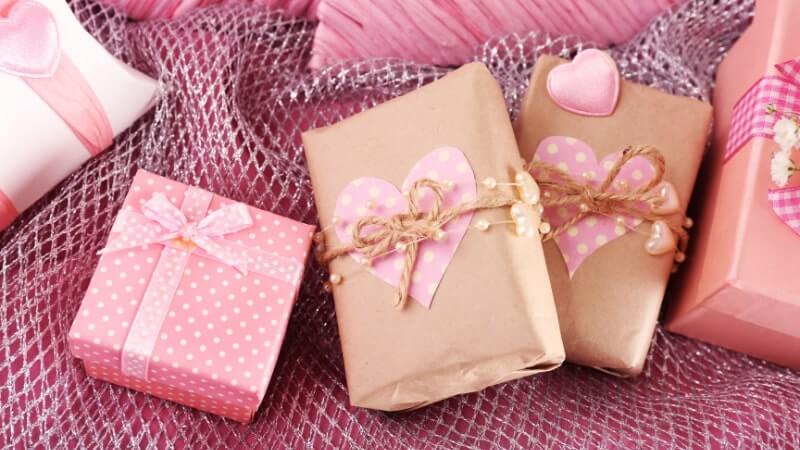 tips for saving on holiday gifting & shopping